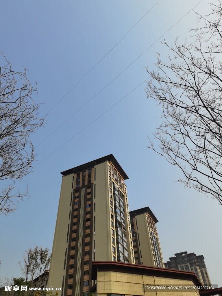 城市高楼与蓝天景观