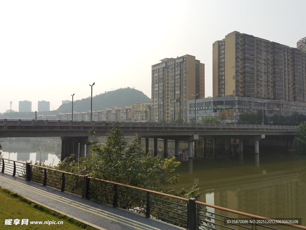 河畔城市风光