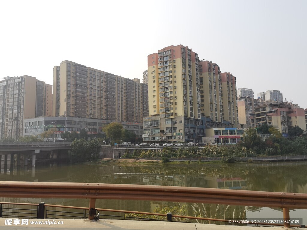 河畔林立的现代高层住宅