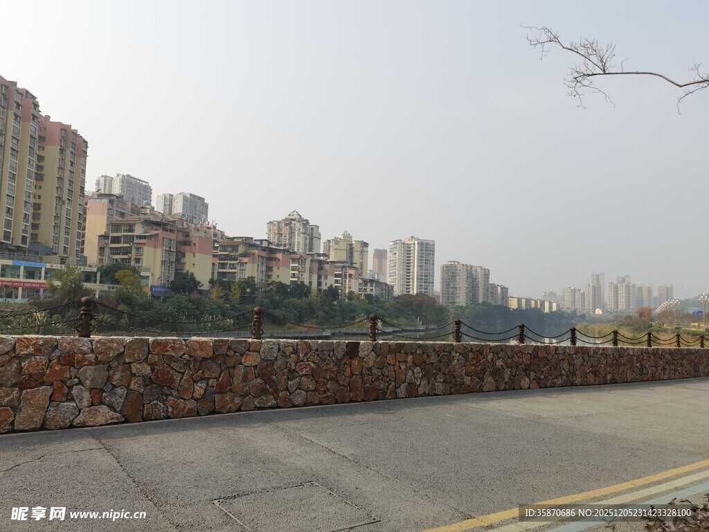 城市道路旁的高楼景观