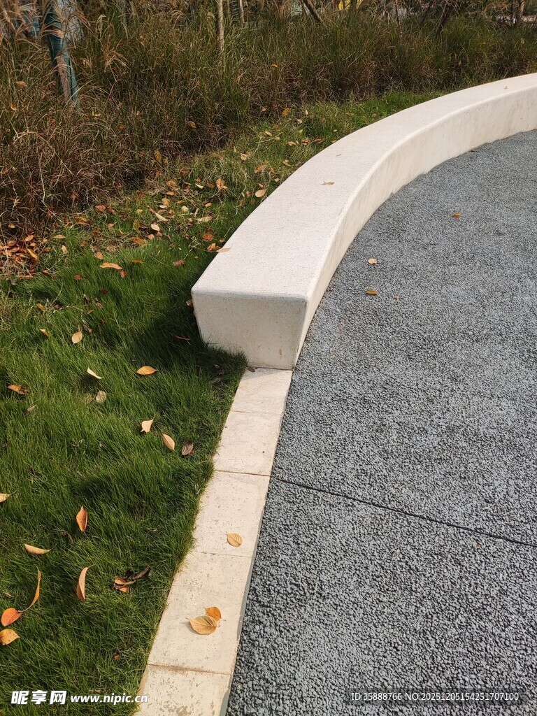 弧形石凳旁的碎石小径