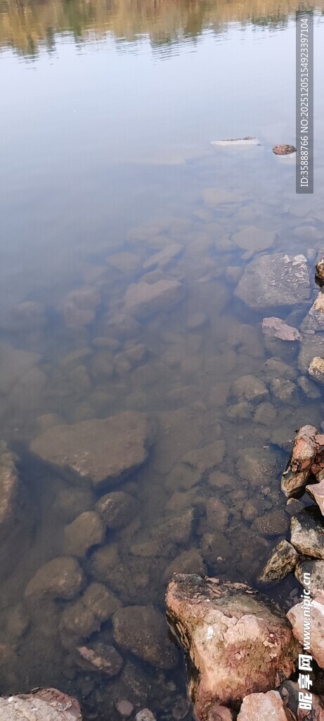 清澈湖水边的嶙峋石块