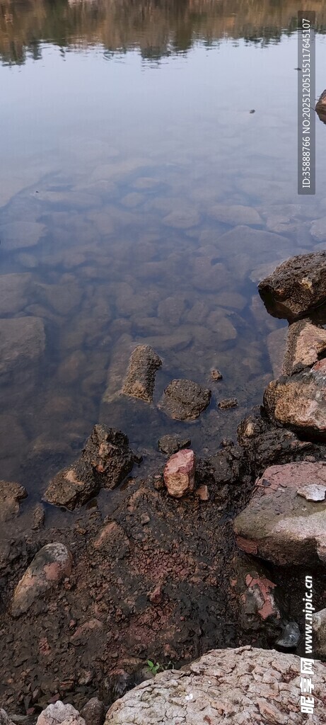 水边石块清澈宁静水面