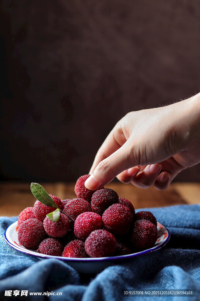 手取盘中鲜杨梅