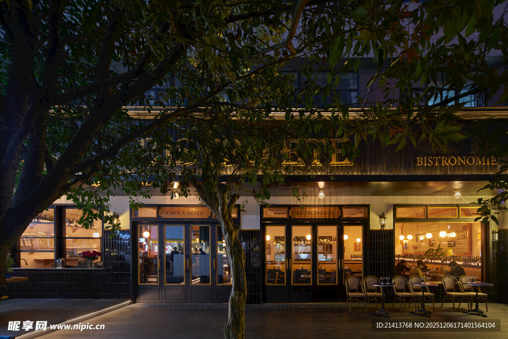 夜晚街边温馨亮灯的店铺