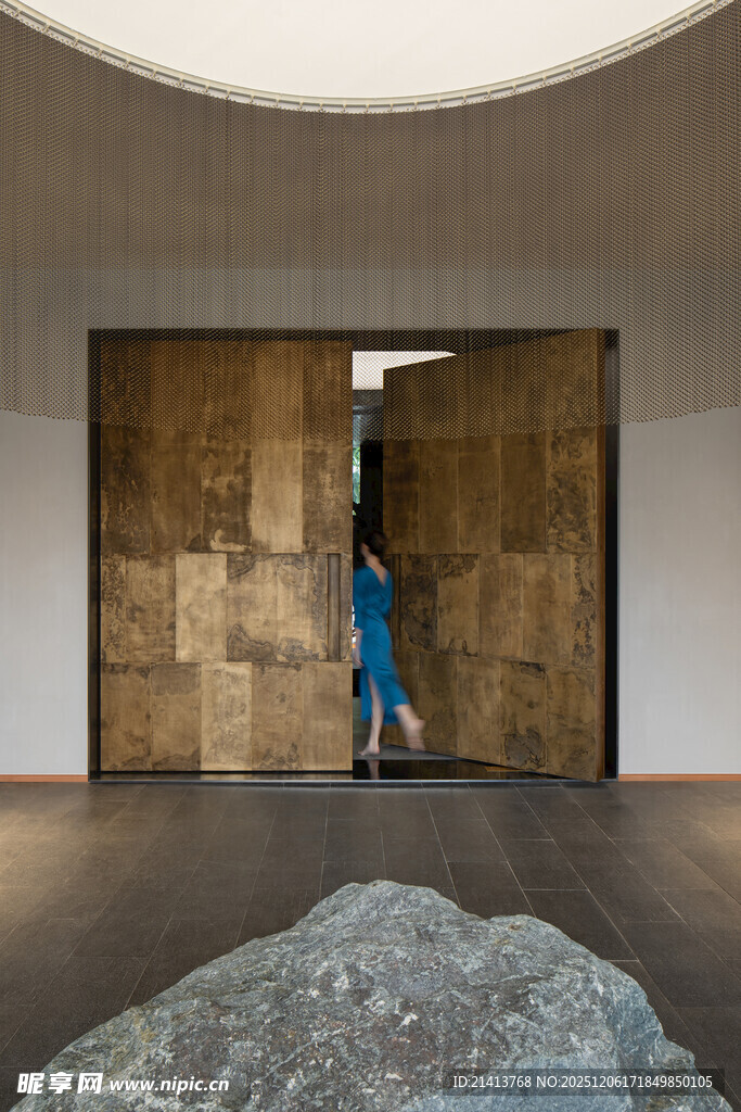 室内巨石与木质门场景