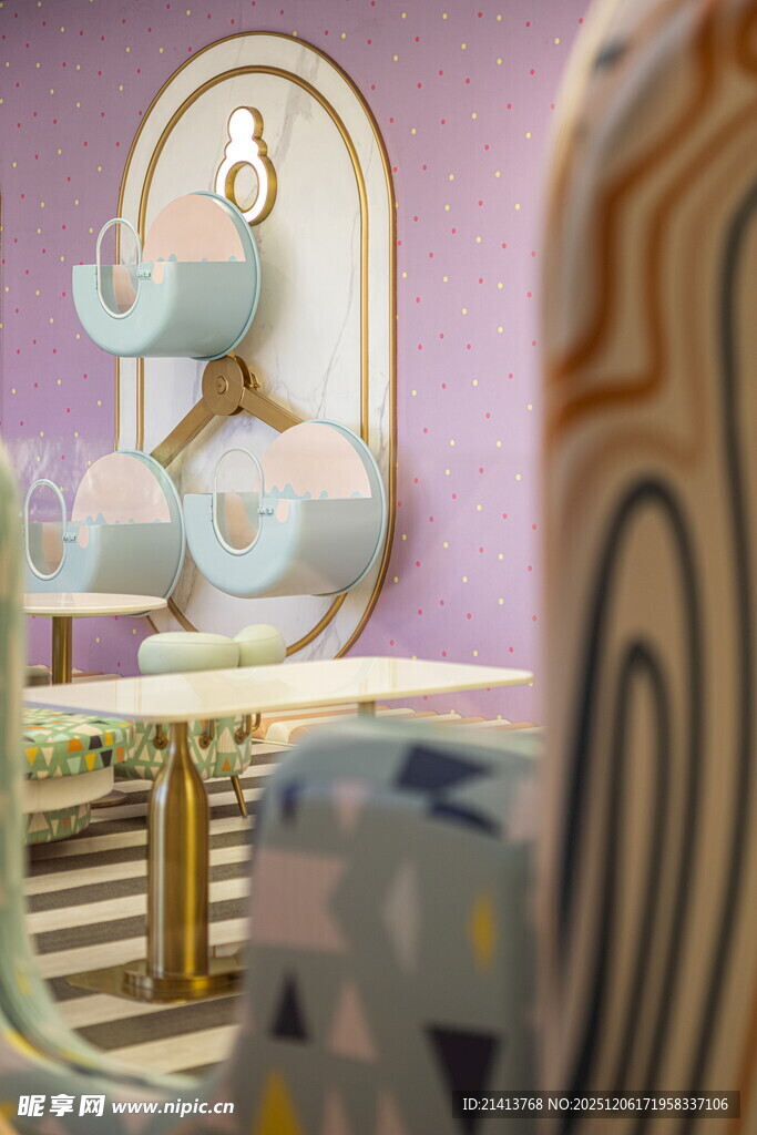 精致陶瓷摆件展示