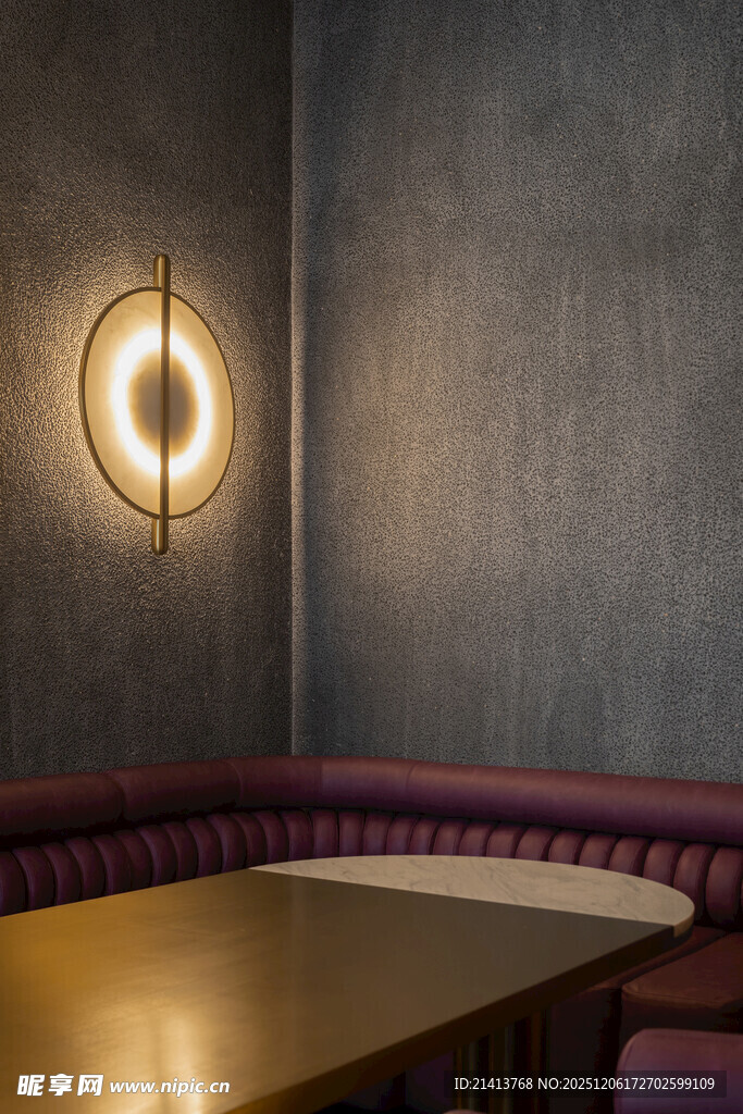 角落的温馨复古壁灯场景
