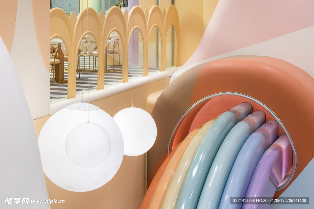 梦幻彩色管道与拱形建筑