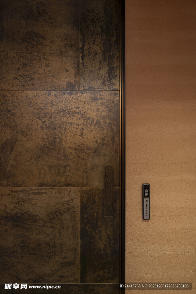 复古木门与现代门锁对比