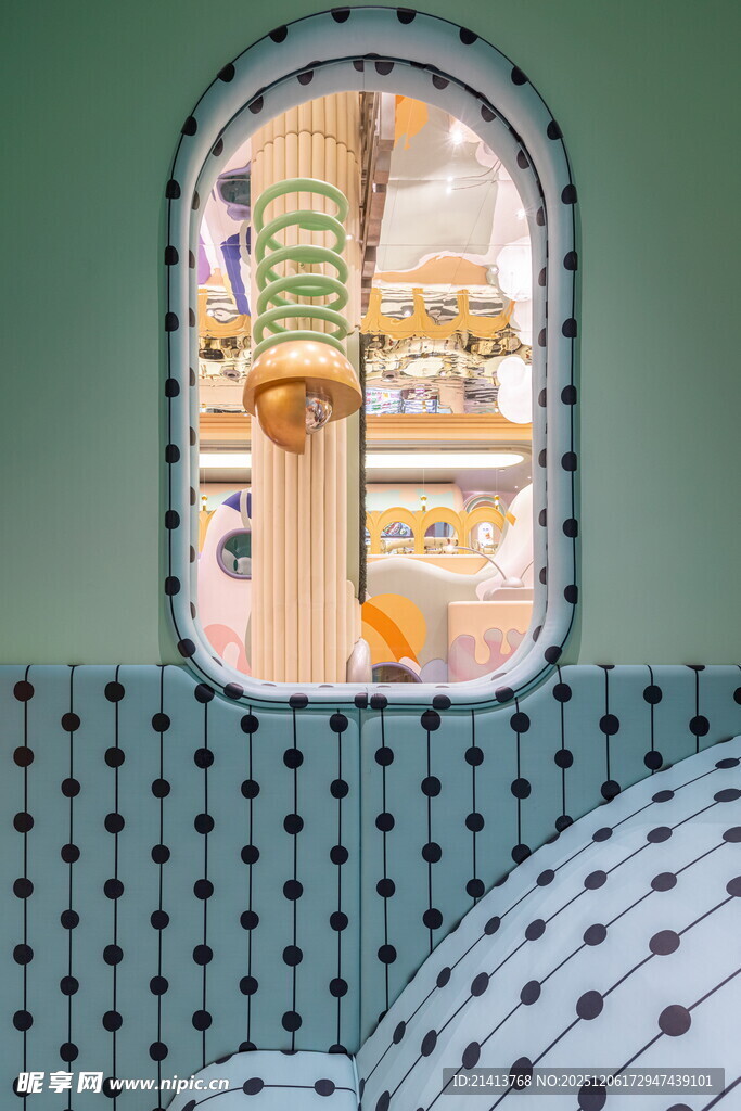 飞机窗外的城市景观