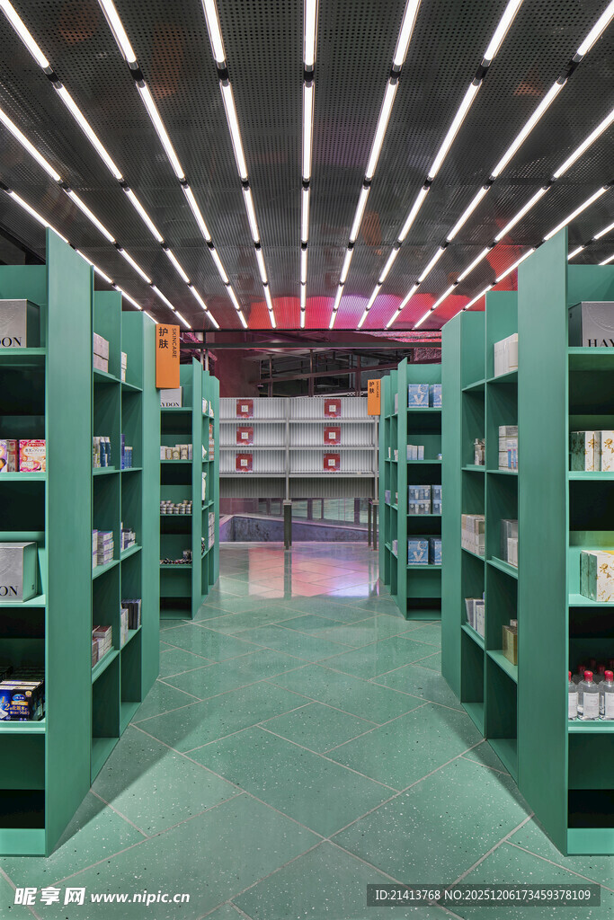 图书馆内整齐排列的书架