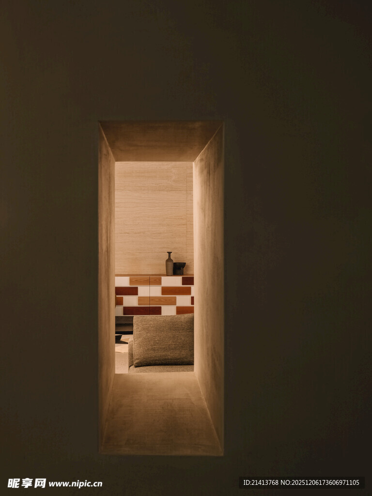 室内光影下的置物架一角