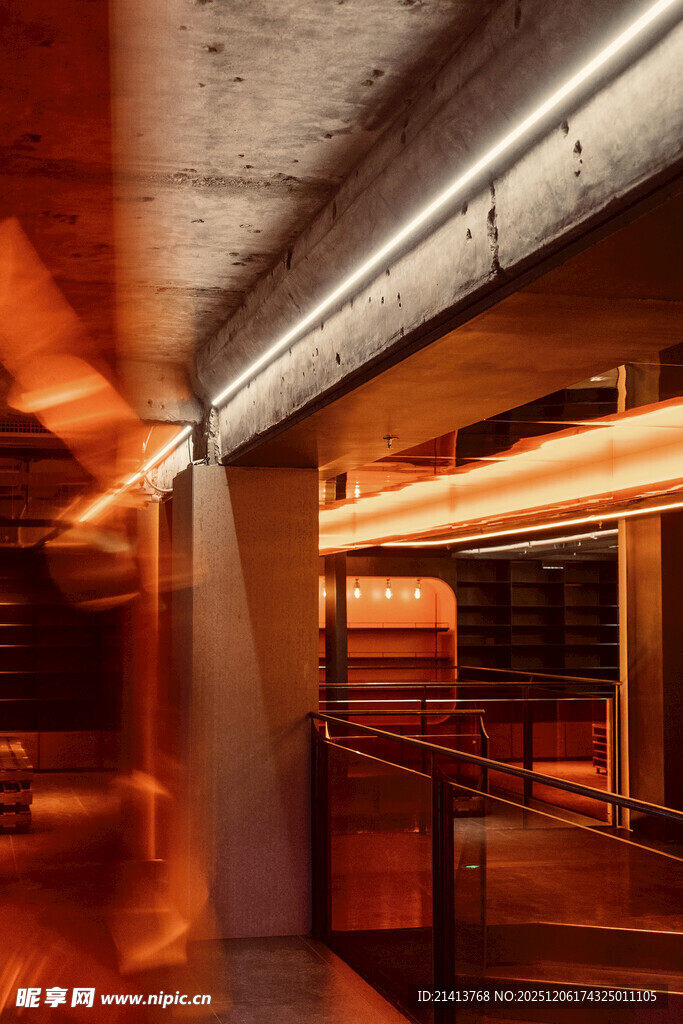 室内光影交错的工业风场景