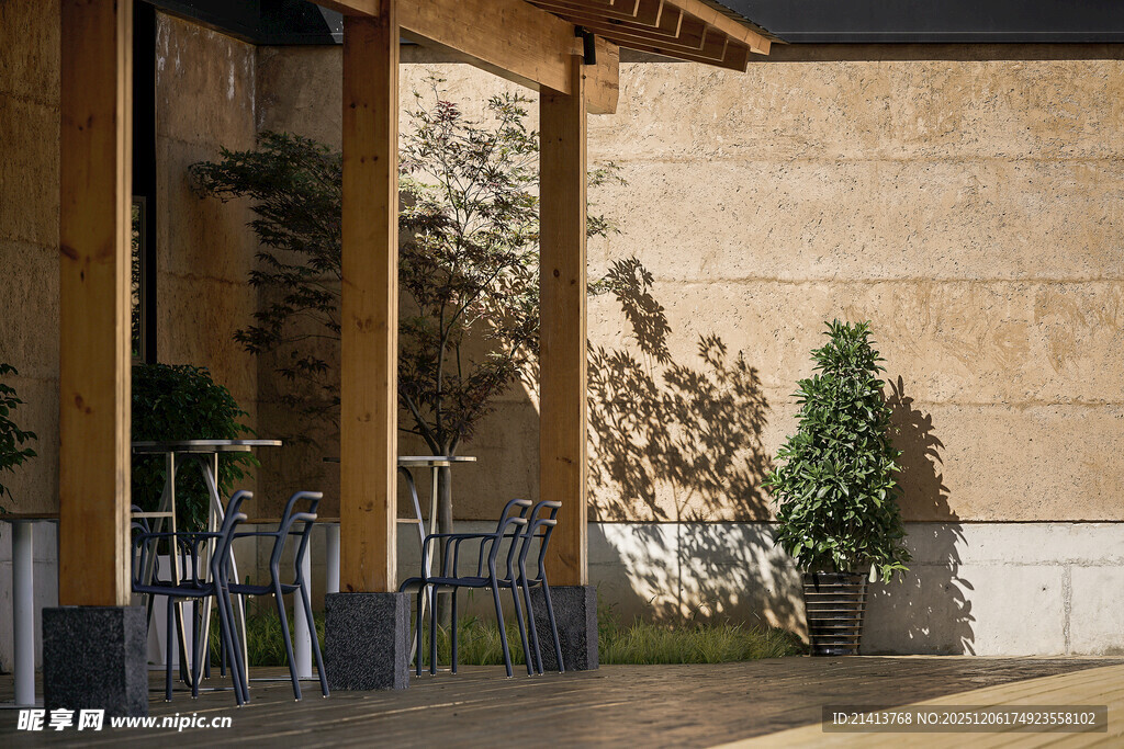 户外木质建筑旁的休闲场景