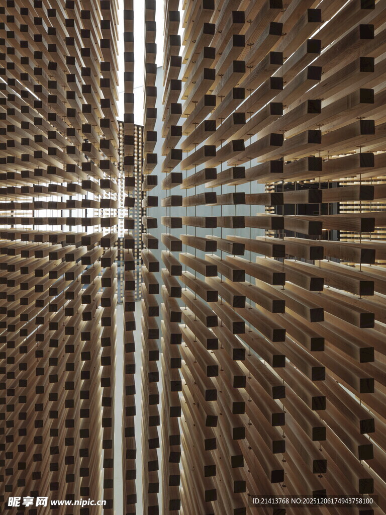 金属条纹构成的空间图案