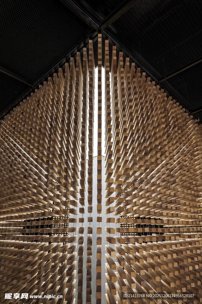 几何线条构成的艺术装置