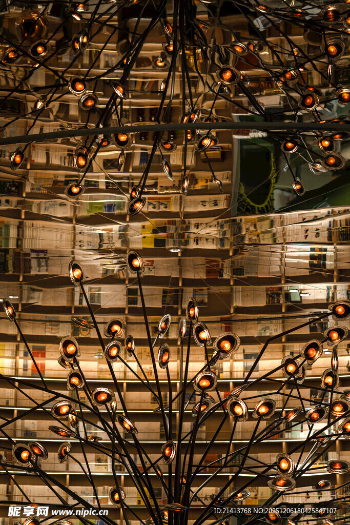 城市夜景中的璀璨灯光建筑