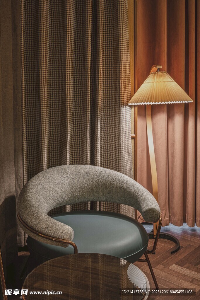 温馨室内的休闲沙发与台灯