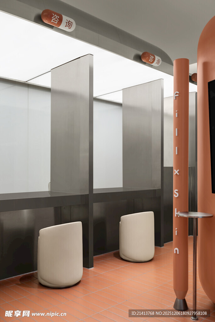 现代风格公共卫生间隔间