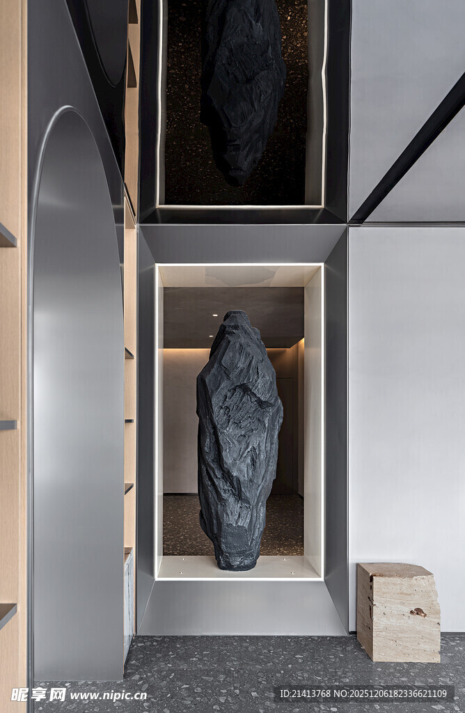 室内隐蔽空间中的神秘包裹