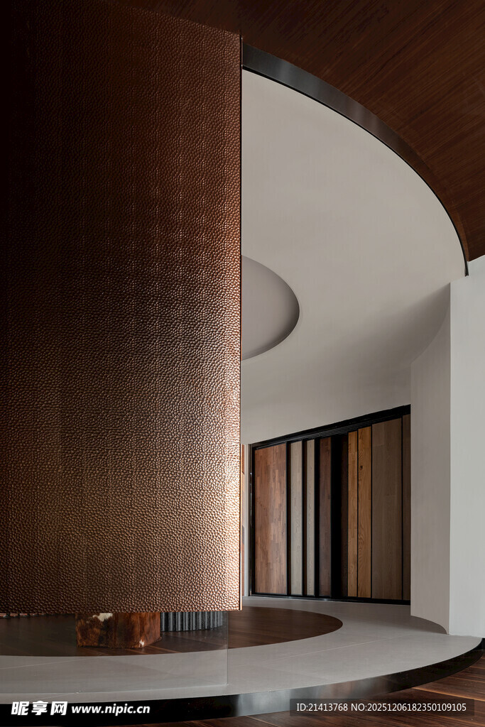 现代简约风室内弧形铜质装饰