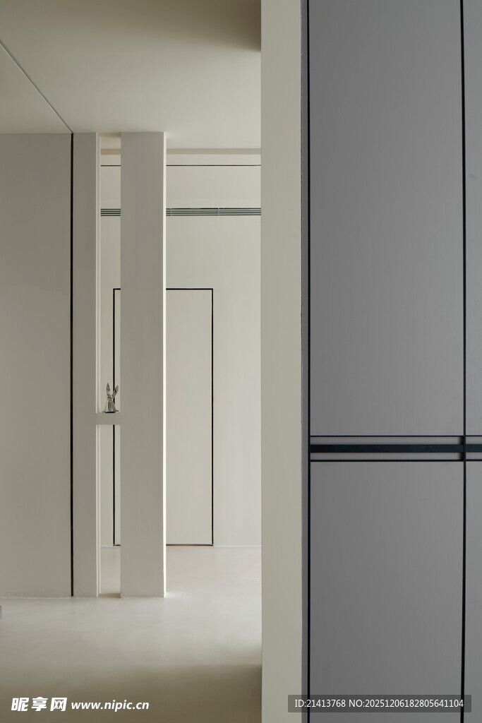简约风格室内的衣柜与冰箱