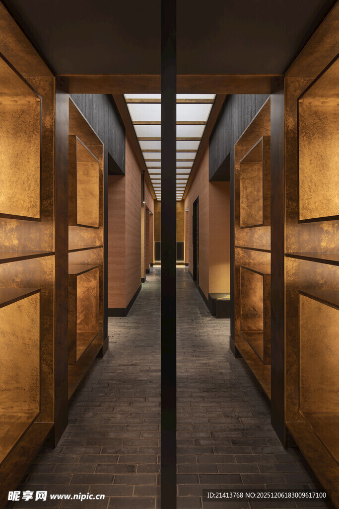 现代风格狭长木质走廊空间