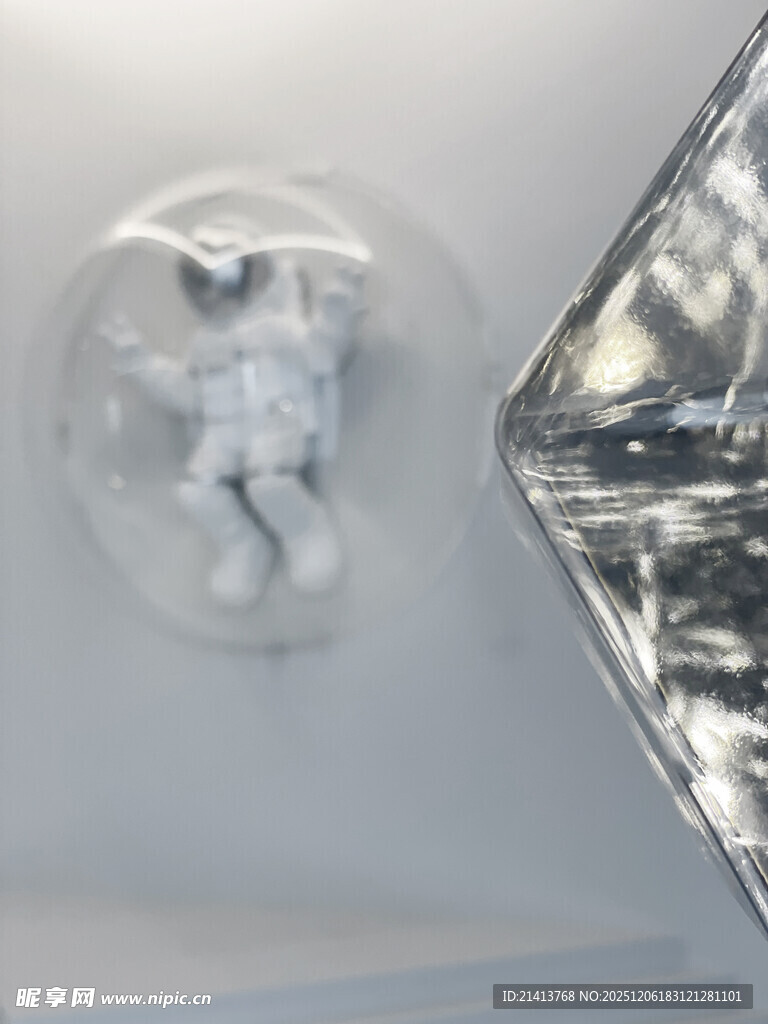 汽车车头受损凹陷特写