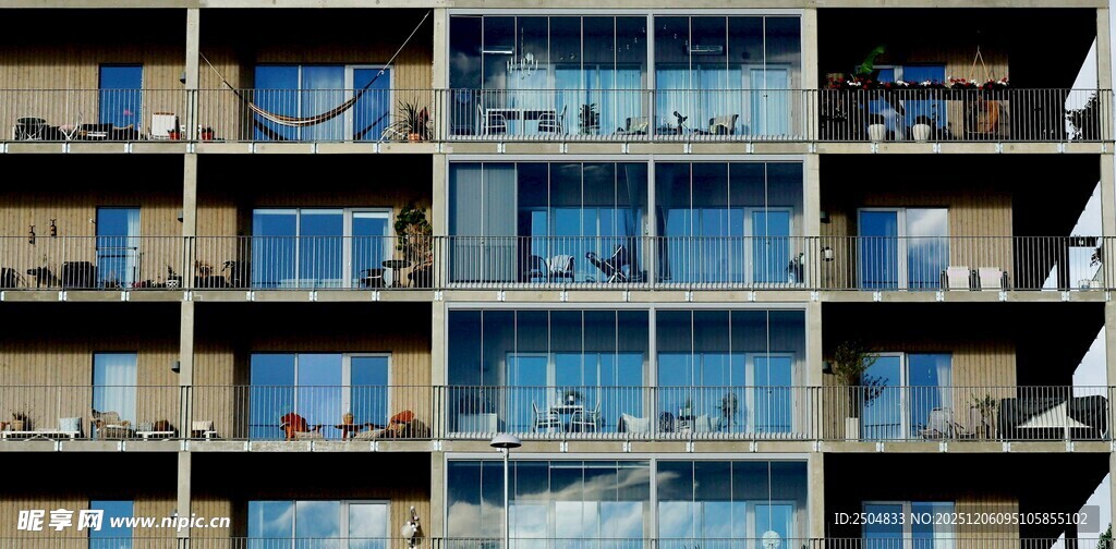 现代高层玻璃幕墙建筑