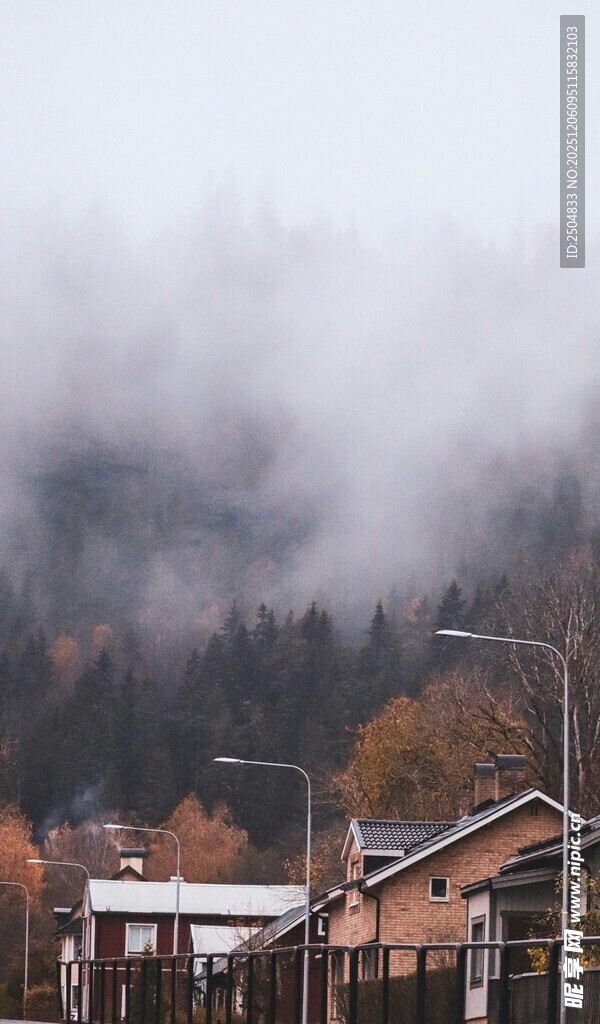 山间雾绕的温馨小镇