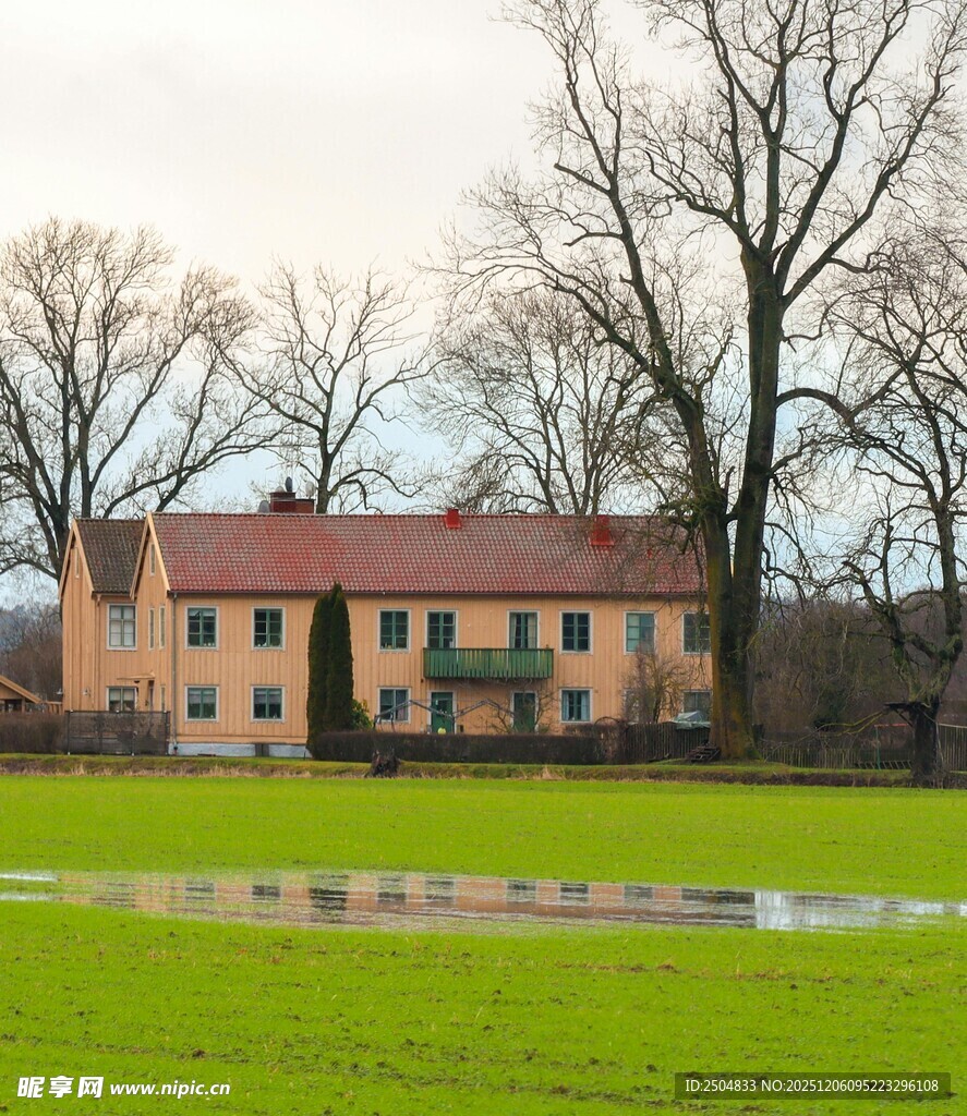 田园旁的古朴双层房屋