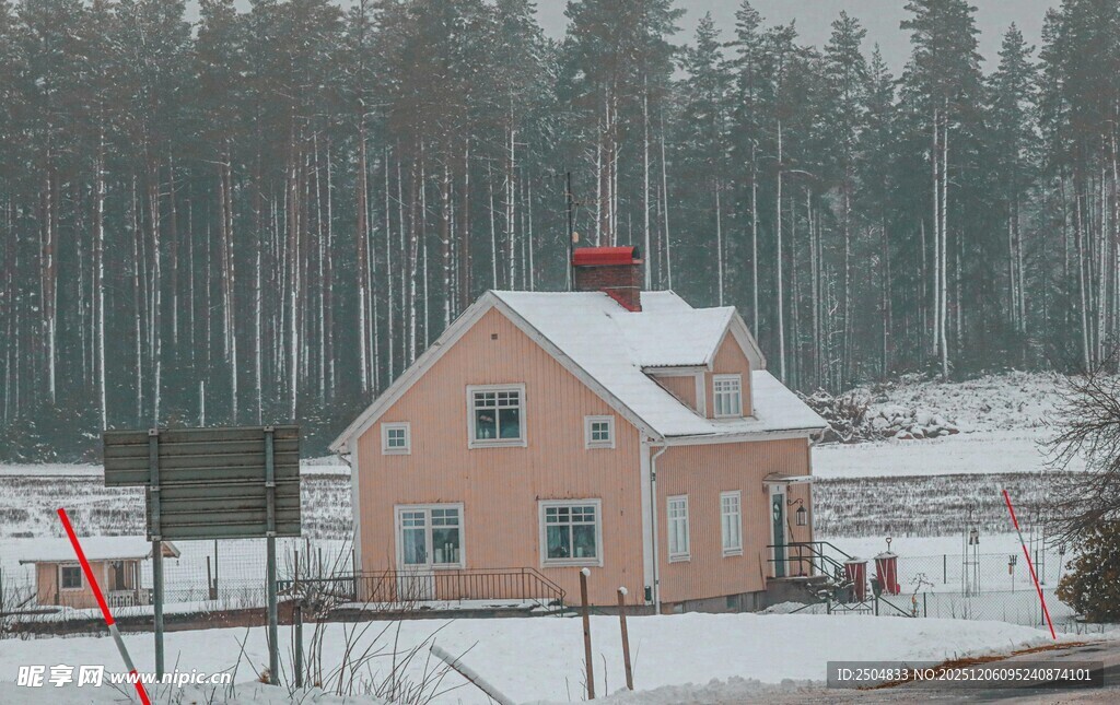 雪覆木屋 冬日静谧景致