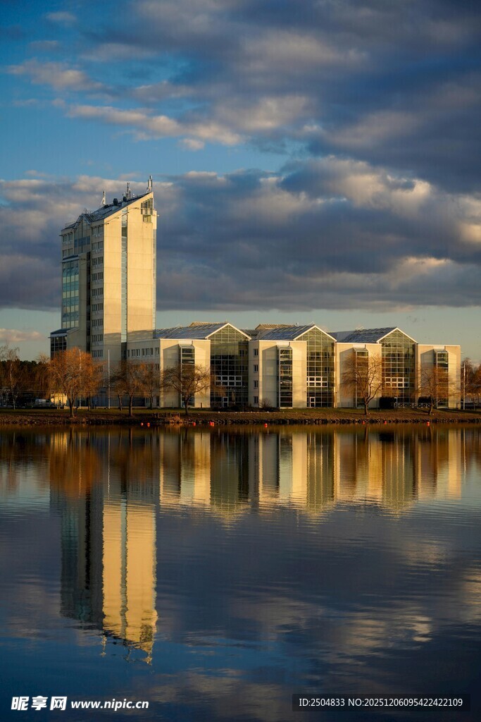 湖畔高楼与美丽天空倒影