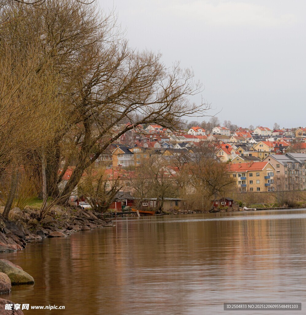 河畔风光 城市与自然交融