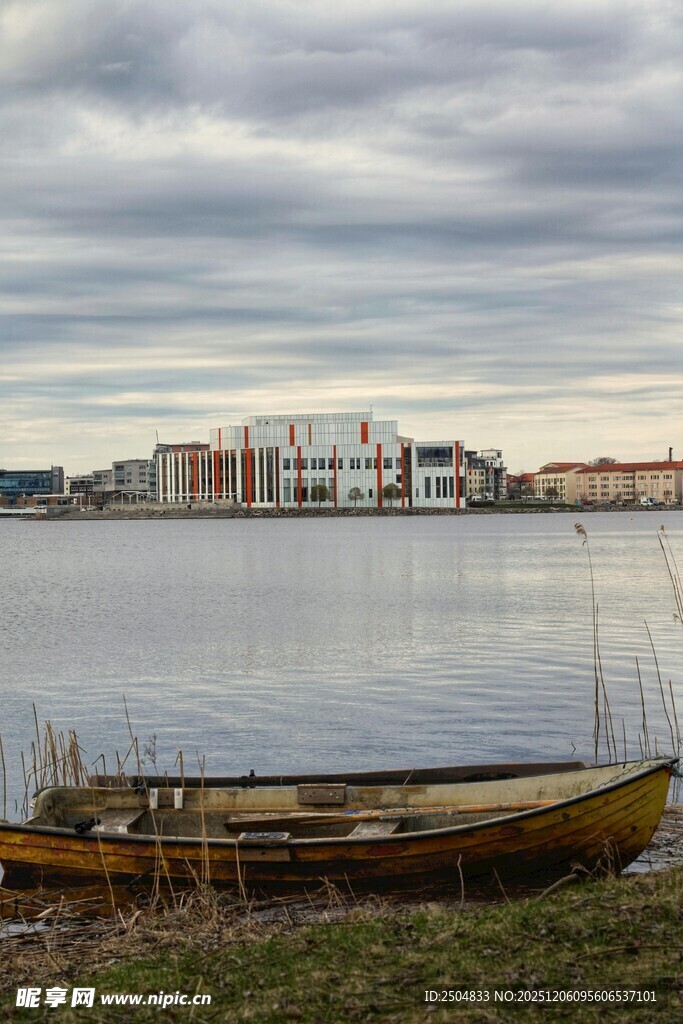 湖畔孤舟 静美湖景风光