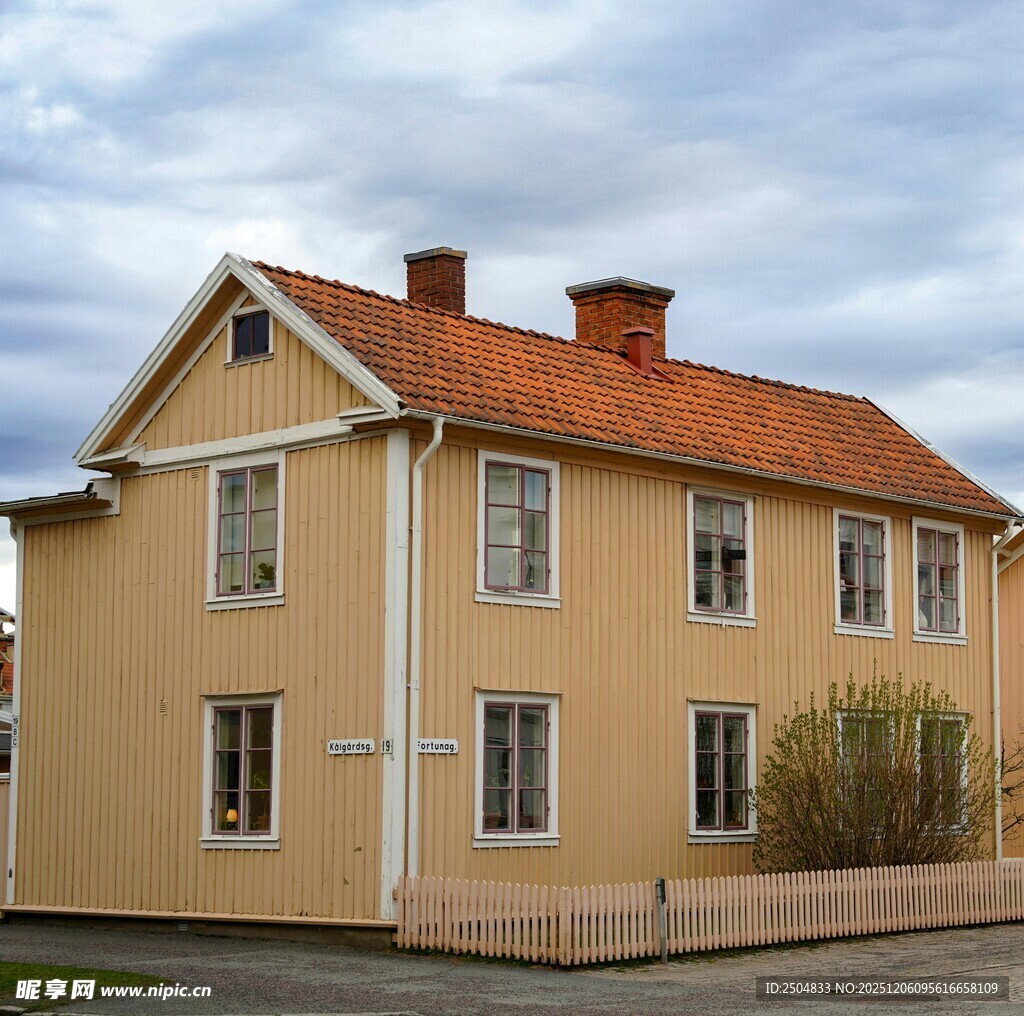 北欧风格的两层黄色小住宅