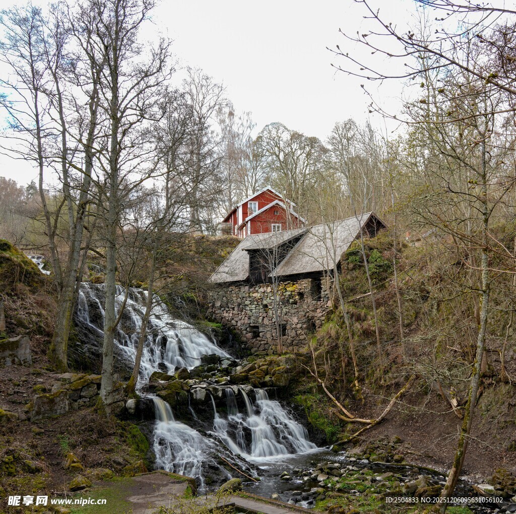 山间瀑布旁的古朴小屋