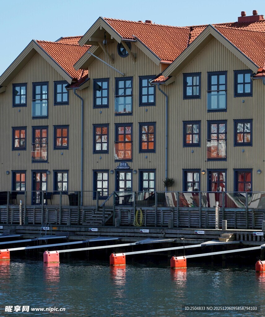 临水欧式建筑风景