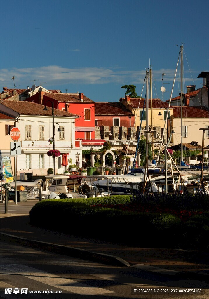 海滨小镇多彩建筑风景
