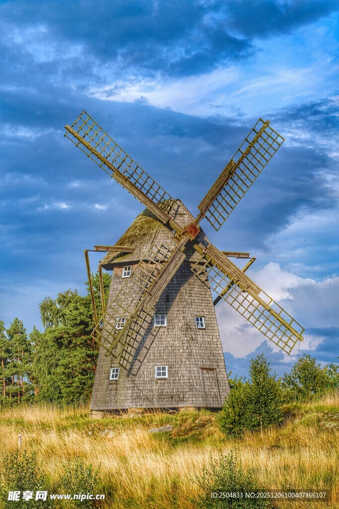 古老风车矗立金黄田野间