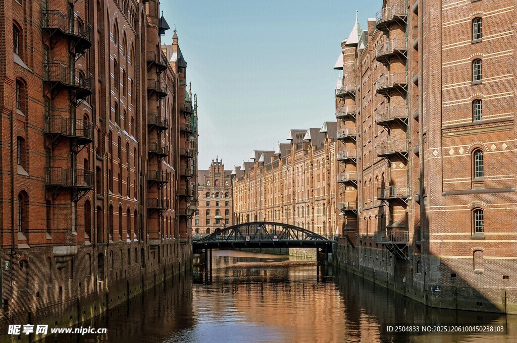 河畔砖楼与桥梁风景