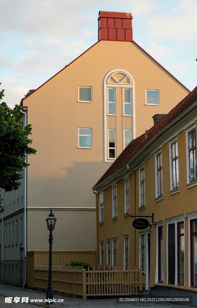 欧式街道旁的特色建筑