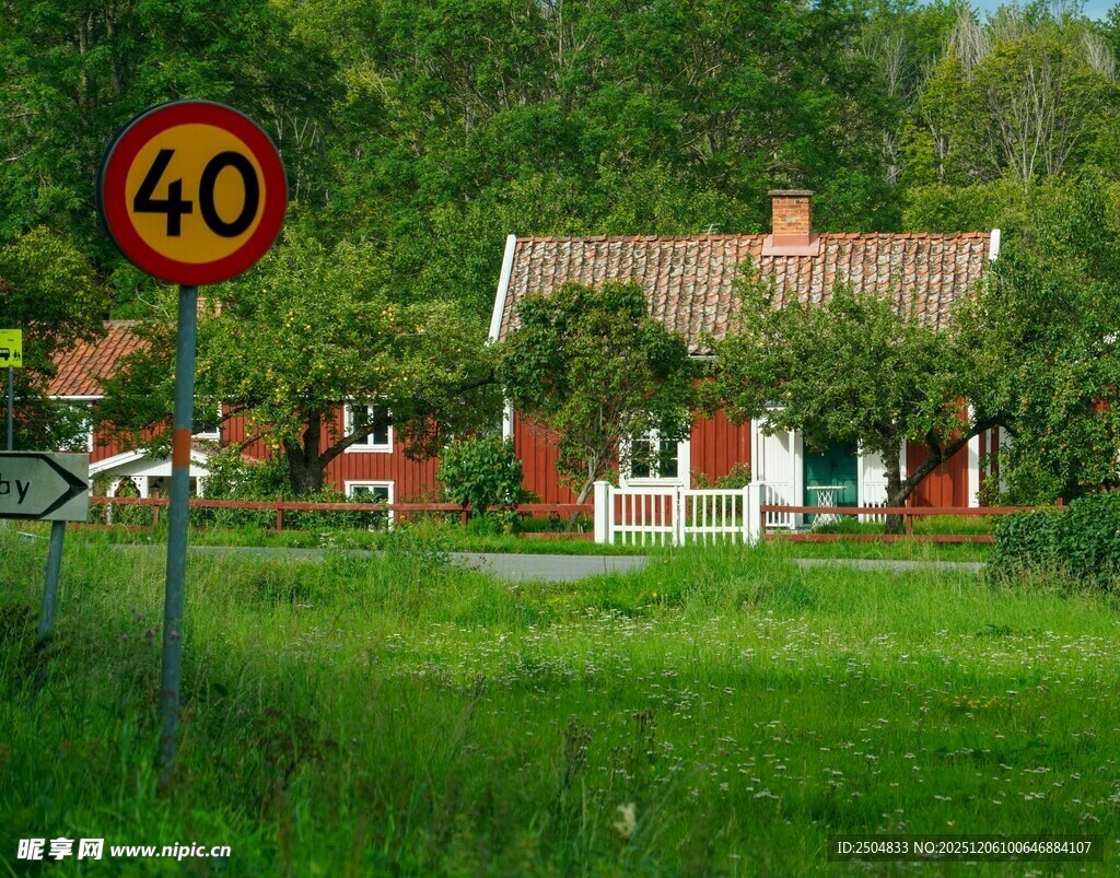 乡村路旁的红顶小屋