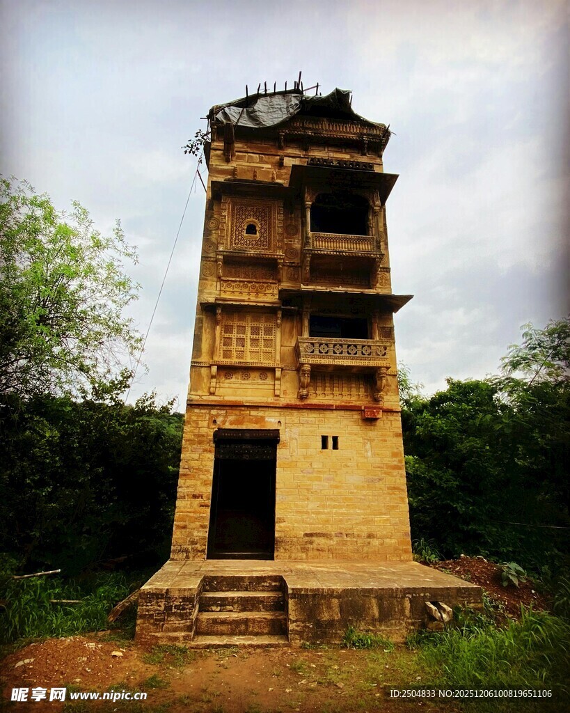 废弃旧塔楼屹立于荒野