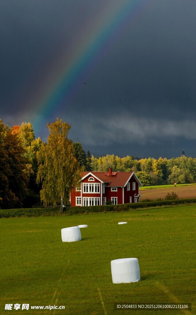 草原上的彩虹与红顶小屋