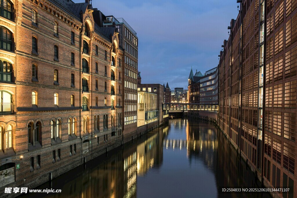 河畔夜景 欧式建筑映水中