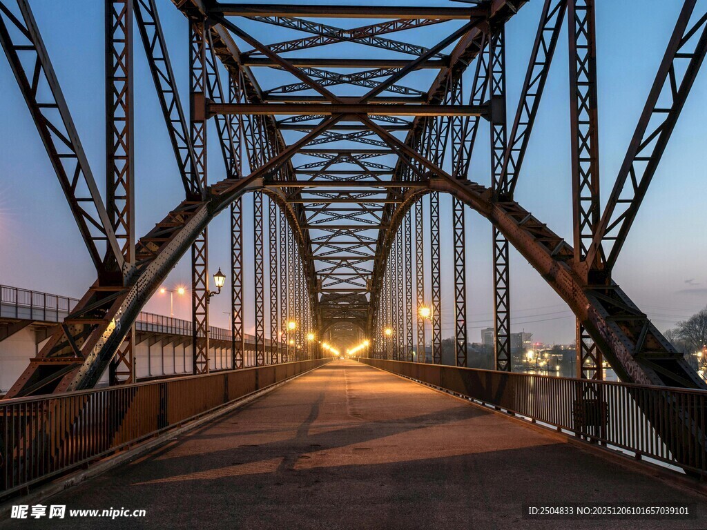 黄昏下的钢铁大桥