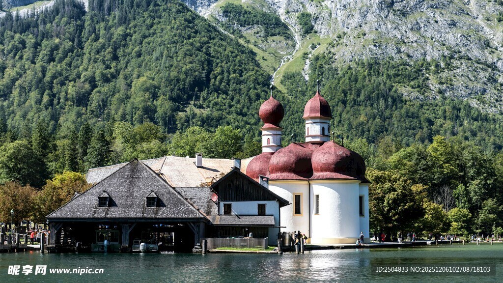 湖畔城堡与山水美景