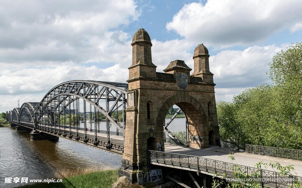 河畔古老铁桥风景